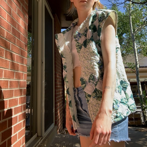 Unique Unisex Small Vintage Hand-Quilted Vest With Collar - Picture 4 of 8